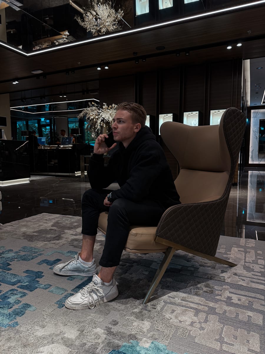Telefonat in einer Hotel-Lounge