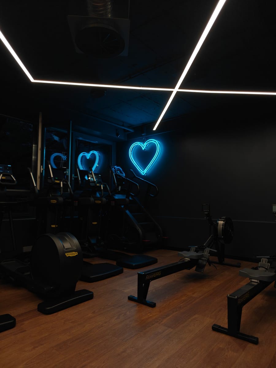 Cardio-Raum mit Crosstrainern und Rudergeräten