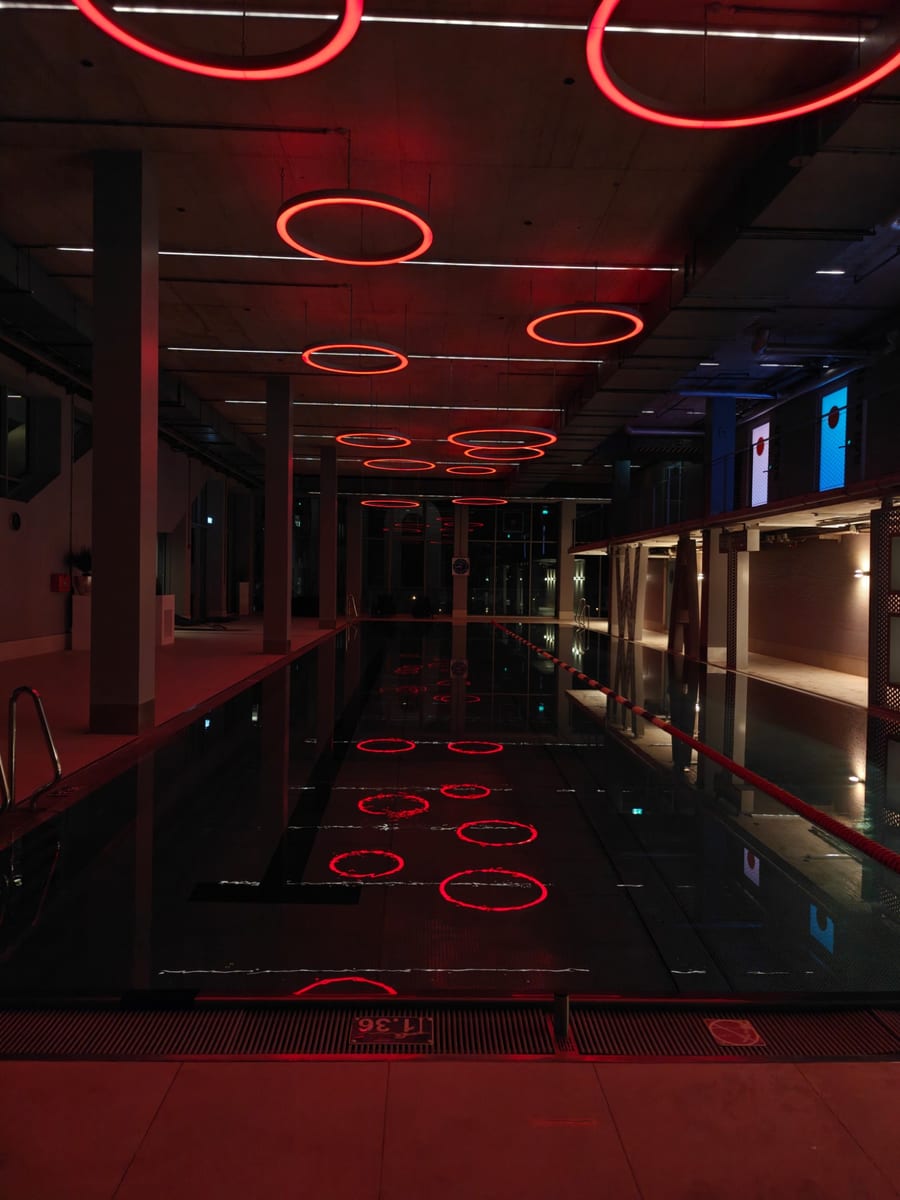 Schwimmbad mit roten Lichtringen