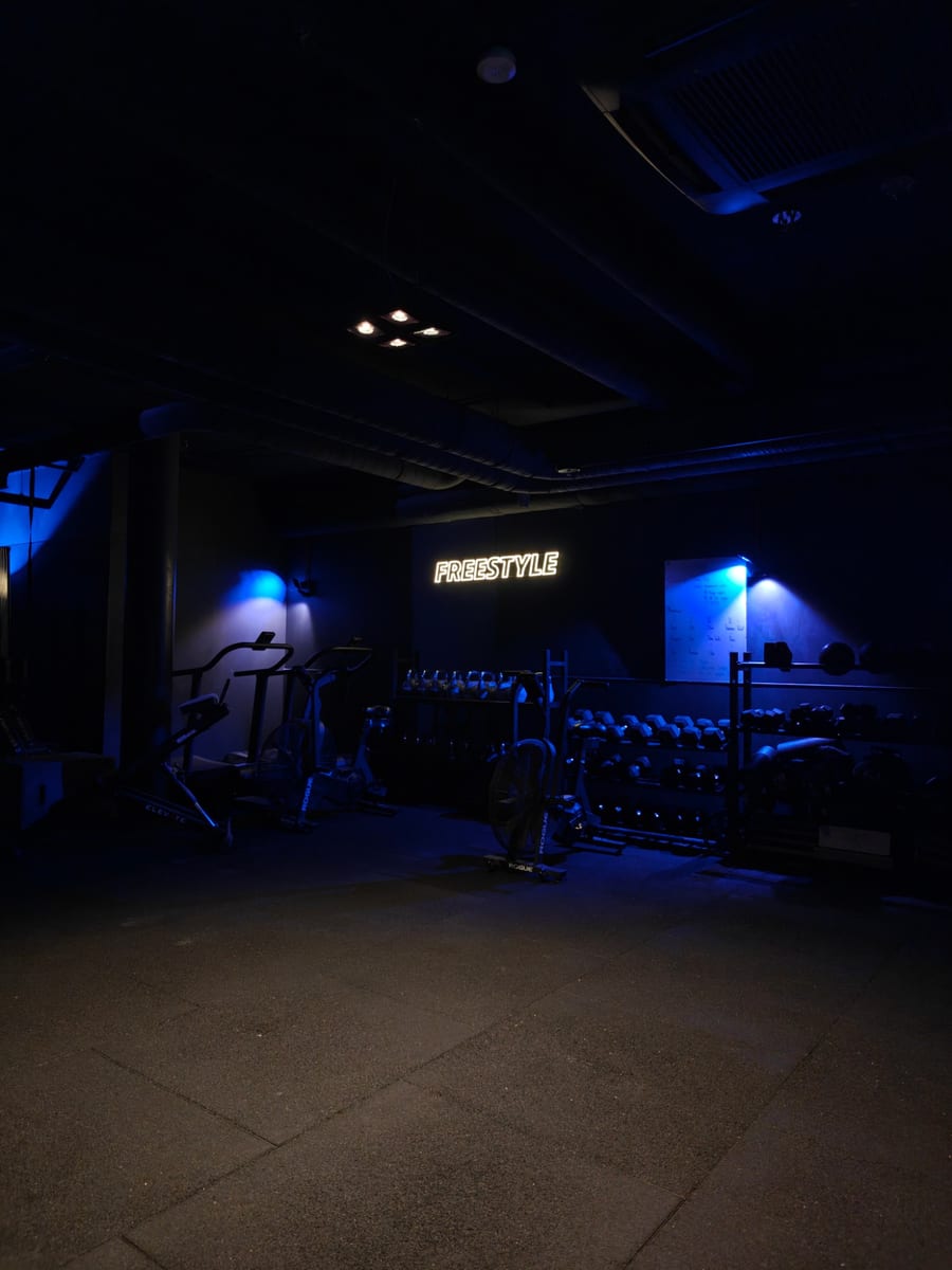 Freestyle-Bereich mit Kettlebells und Air Bikes